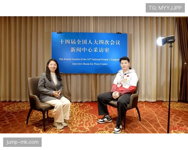 任子威机场照一手拎三只名牌包，我默默把银行卡塞进了鞋垫